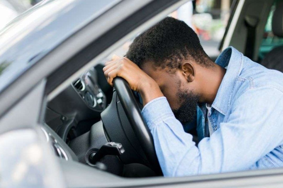 homme triste au volant