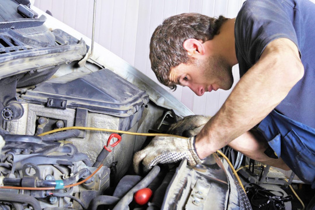 garagiste devant un moteur de voiture