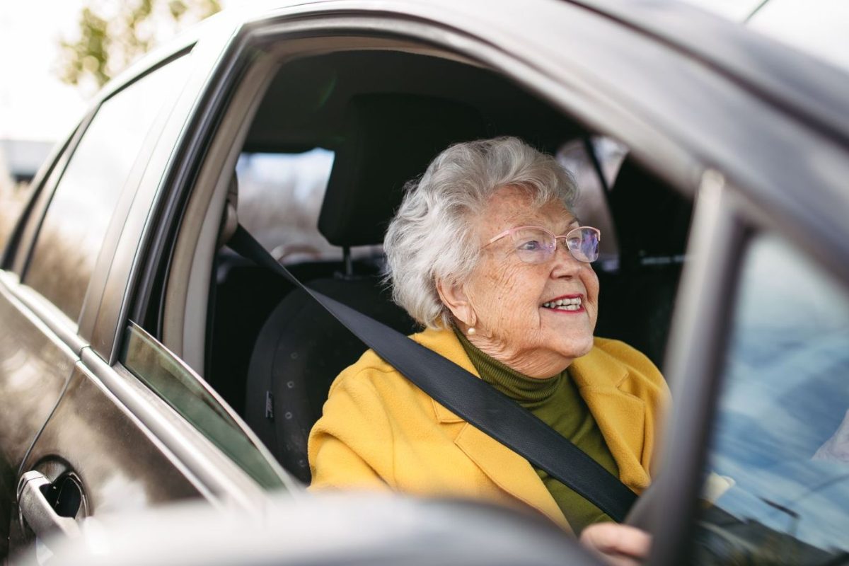 personen agée en voiture