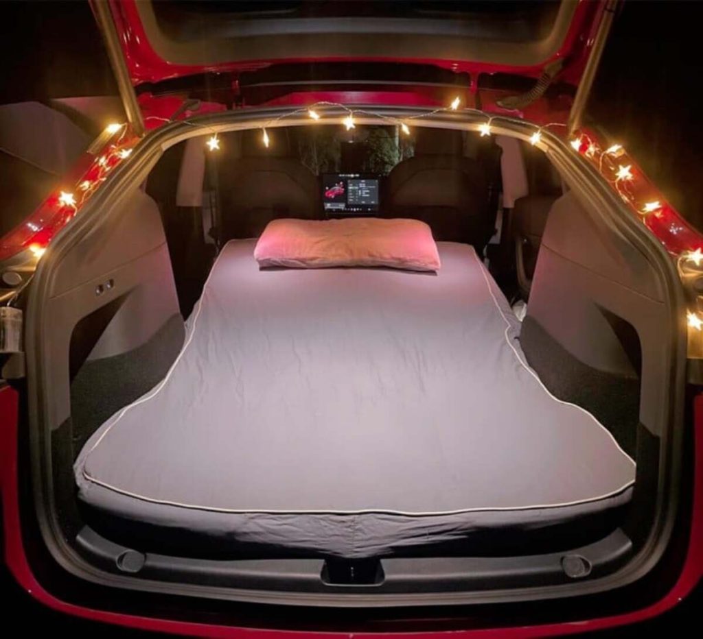 Little Hipp Girl - Lit dans la Tesla
