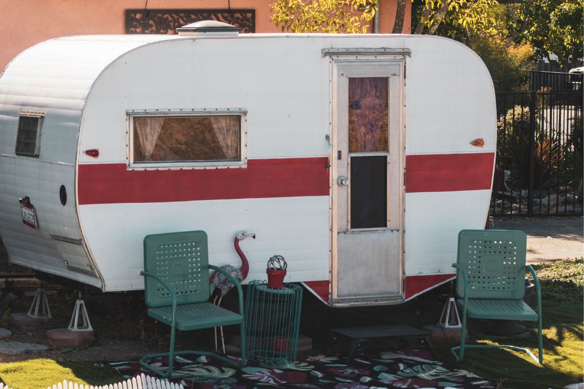 Installer une caravane ou un mobile-home dans son jardin