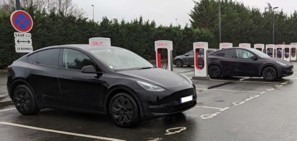 Deux Tesla Model Y en Supercharge