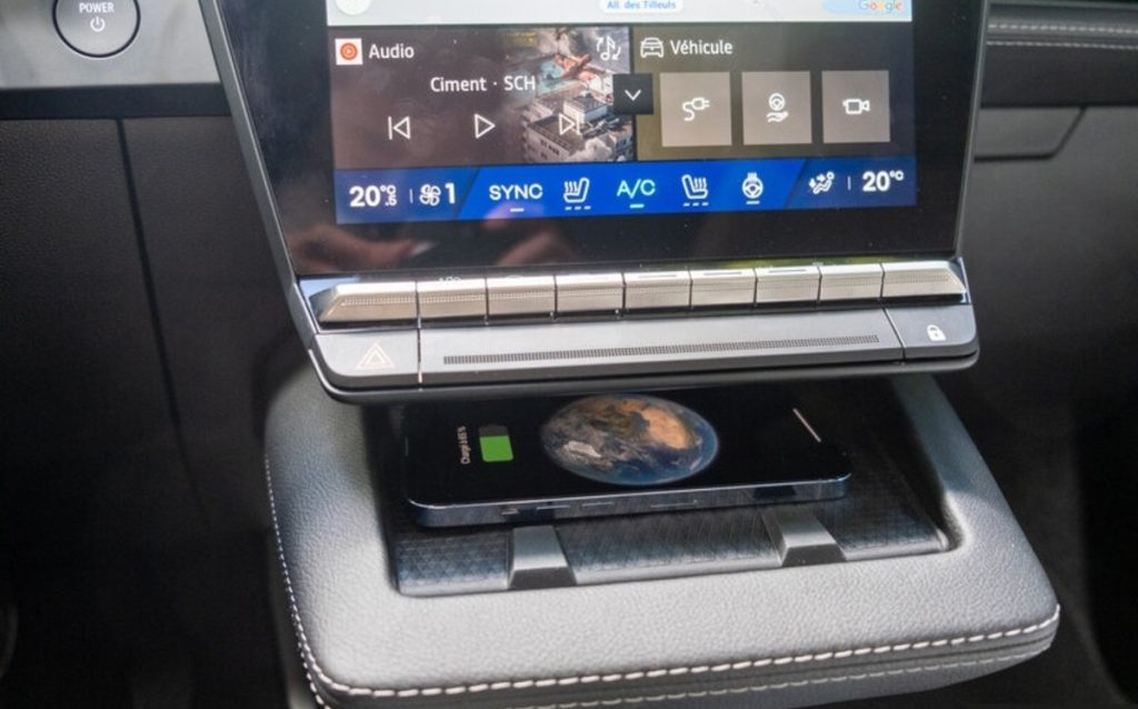 Le chargeur à induction du Renault Scenic E-Tech et son revêtement antidérapant.
