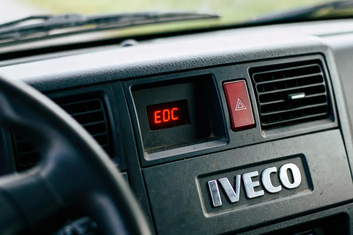 Tableau de bord Iveco avec voyant "EDC" allumé en rouge.