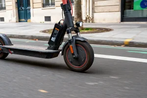 Gros plan sur roue et moteur pour comprendre comment fonctionne une trottinette électrique en ville