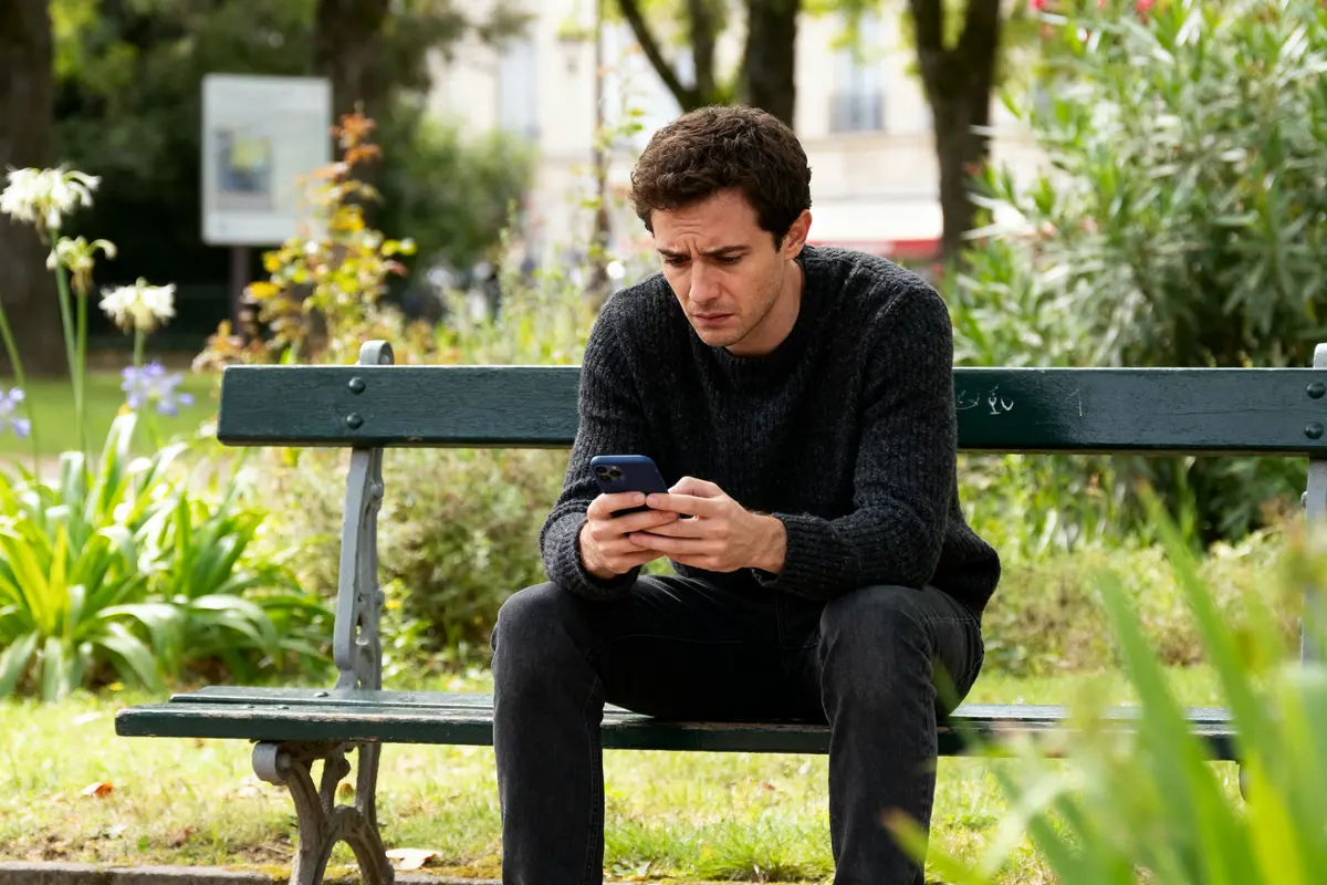 Un homme inquiet vérifie comment savoir si on a une amende sur son téléphone