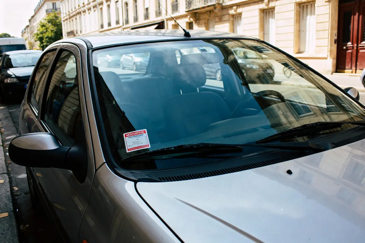 Voiture stationnée avec contrôle technique périmé depuis 1 mois sur pare-brise avant