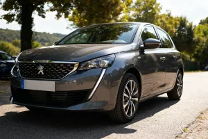 Voiture Peugeot grise garée sur route ensoleillée durée de vie d’un moteur 1.2 PureTech 130