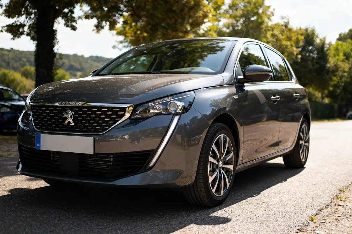 Voiture Peugeot grise garée sur route ensoleillée durée de vie d’un moteur 1.2 PureTech 130