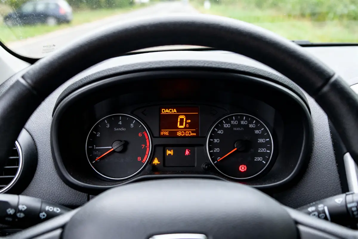 Tableau de bord Dacia Sandero affichant la liste voyant et compteur kilométrique.