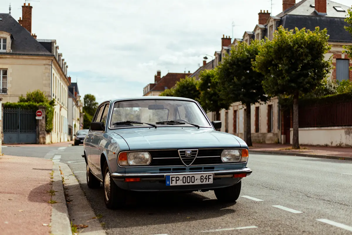Voiture ancienne bleu ciel stationnée sur rue, liée au prix cheval fiscal 77