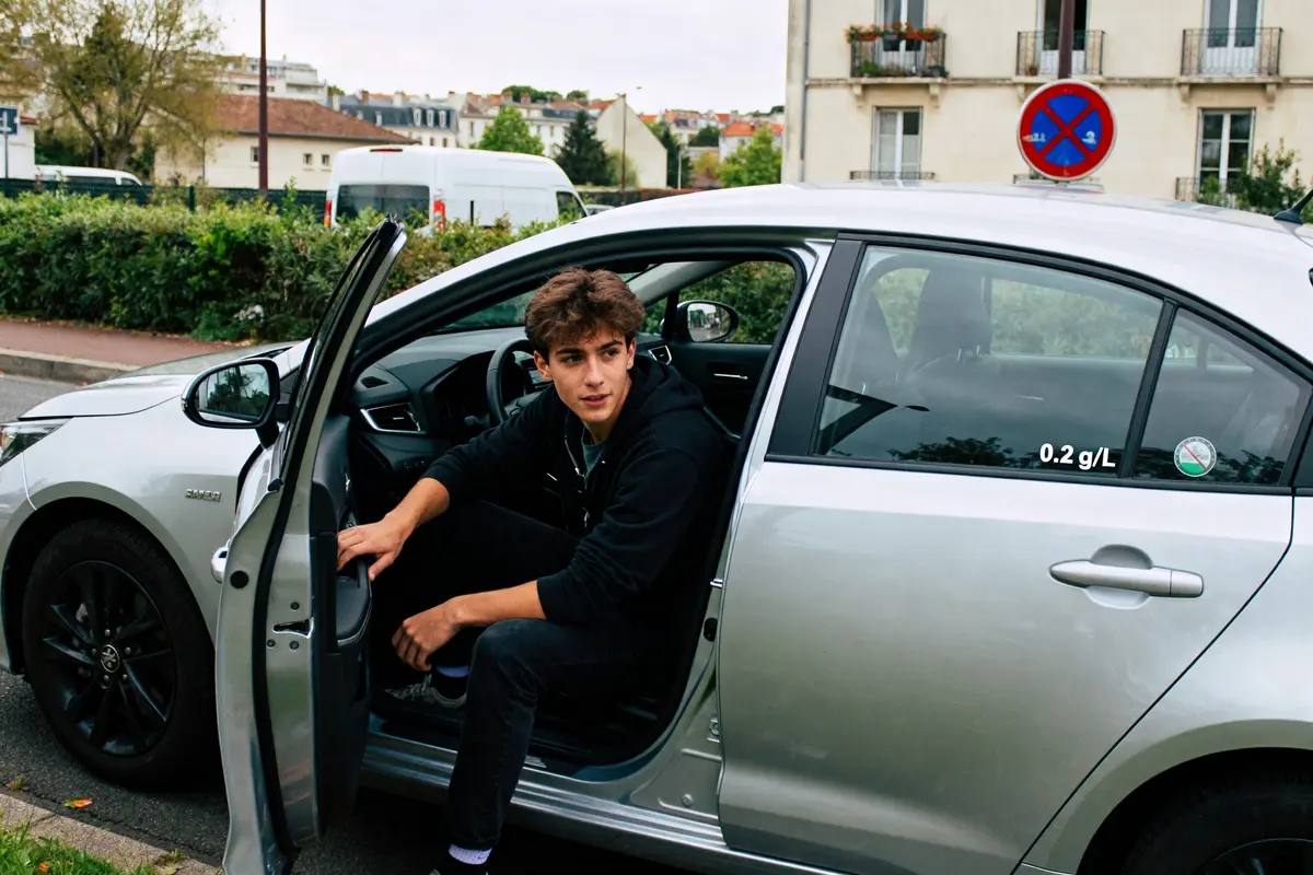 Jeune conducteur sortant de voiture illustrant le taux d’alcool autorisé pour un permis jeune