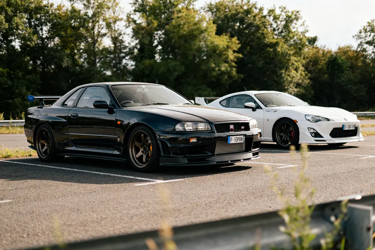 Deux voitures de sport rappellent les voitures dans Fast and Furious stationnées sur un parking