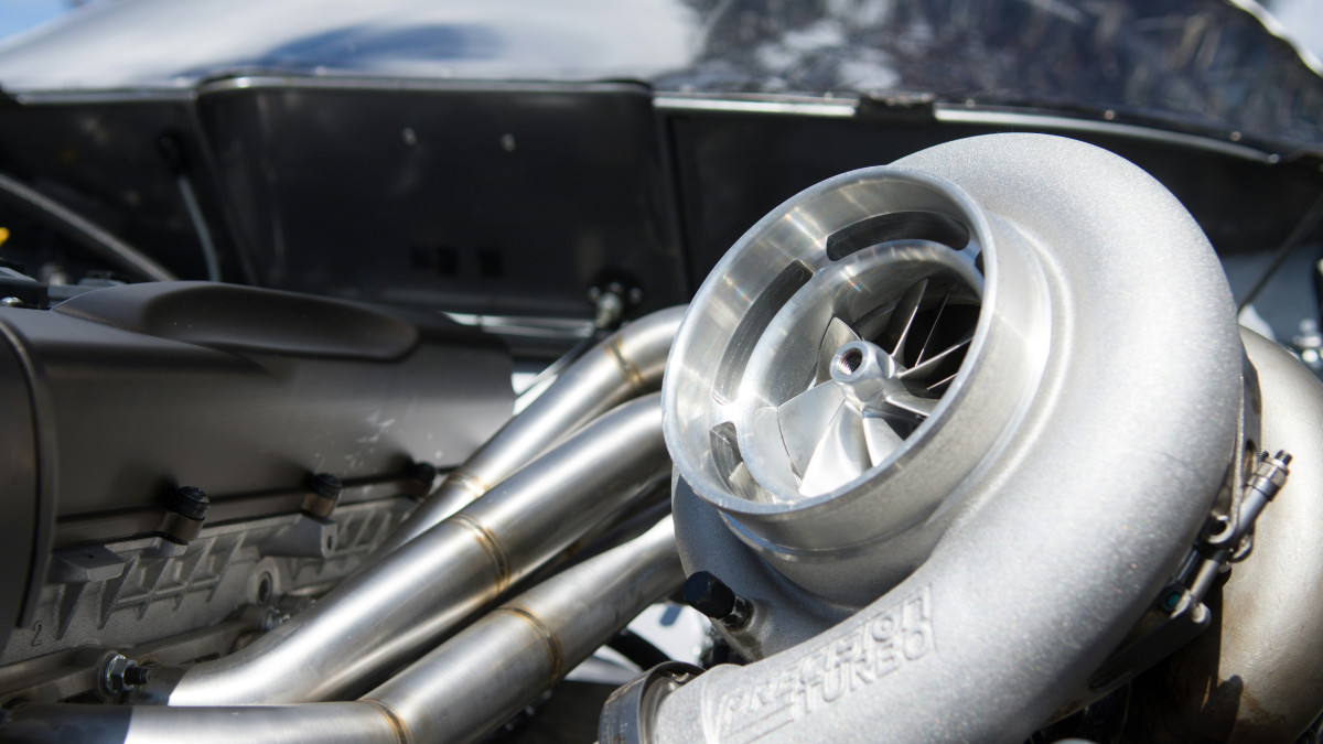 gros plan sur un turbocompresseur de voiture