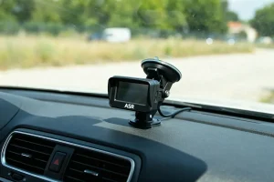 Système ASR installé sur tableau de bord de voiture pour meilleure stabilité en conduite