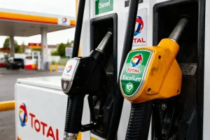Pompes à essence Total avec carburant Diesel Excellium dans une station-service moderne