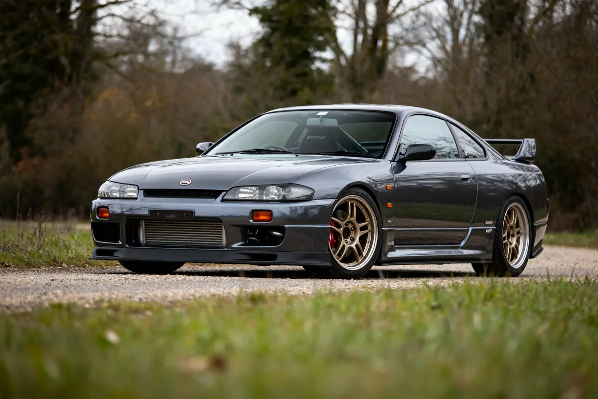 Voiture de sport sur route, modèle Nissan Silvia S15 au style agressif et élégant