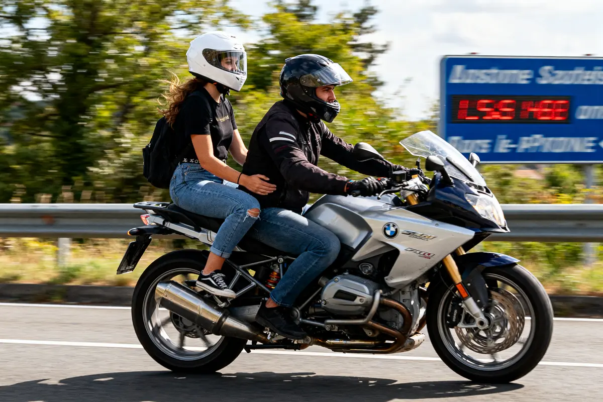 Deux personnes en moto BMW roulant sur autoroute avec équipement SDS moto adapté