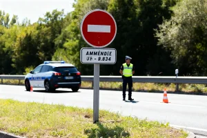 Panneau sens interdit avec policier contrôlant l'amende pour infraction au sens interdit