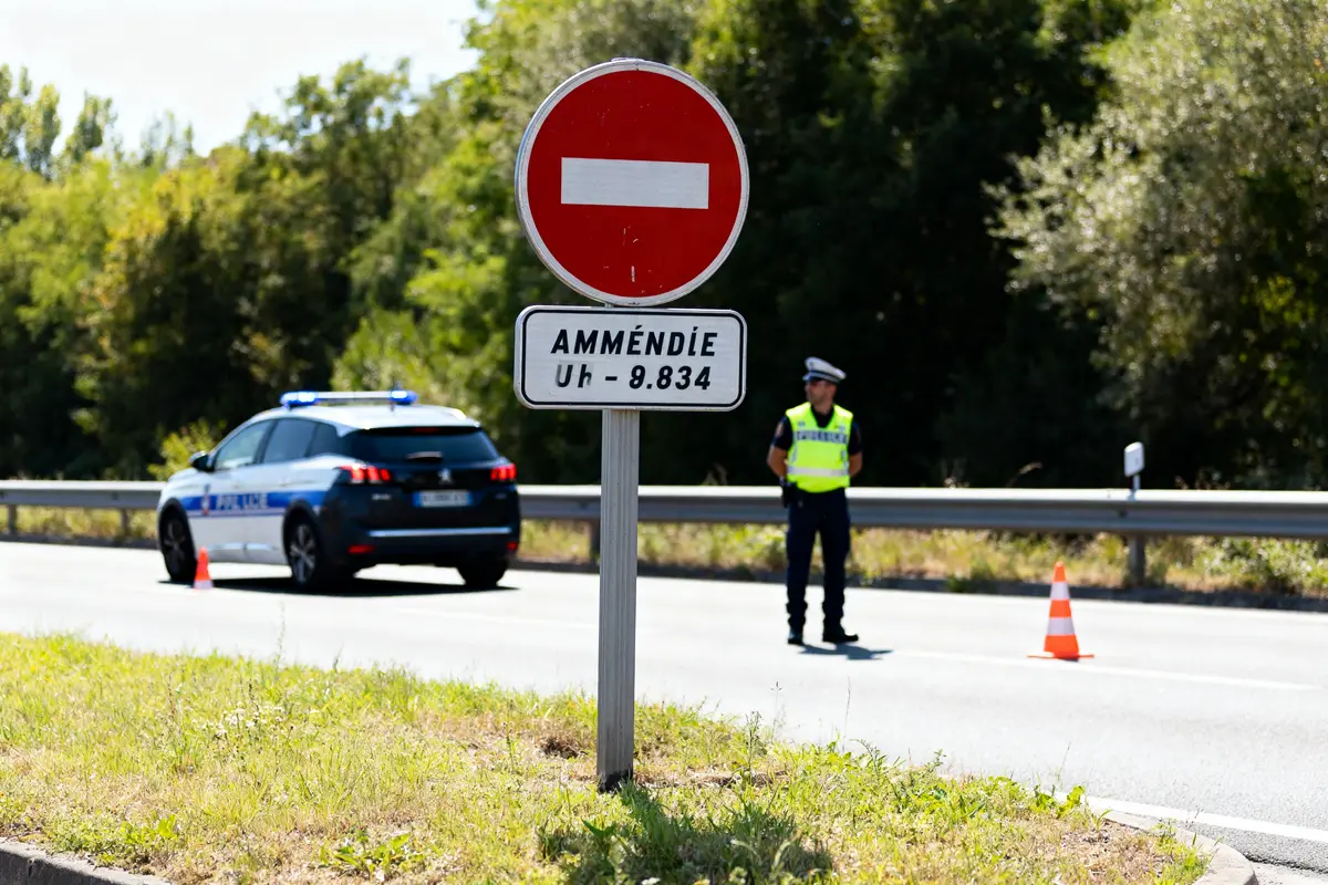 Panneau sens interdit avec policier contrôlant l'amende pour infraction au sens interdit