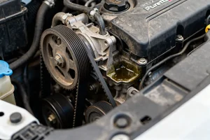 Vue rapprochée d'un moteur PureTech avec fuite d'huile possible avis sur ce moteur