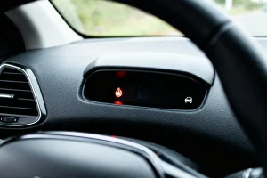 Témoin lumineux allumé indiquant un défaut moteur sur Peugeot 208 tableau de bord.
