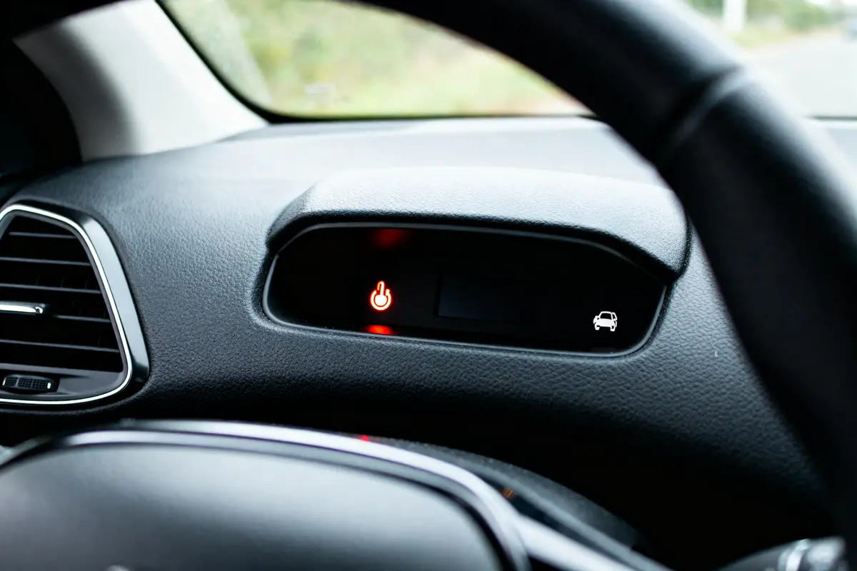 Témoin lumineux allumé indiquant un défaut moteur sur Peugeot 208 tableau de bord.