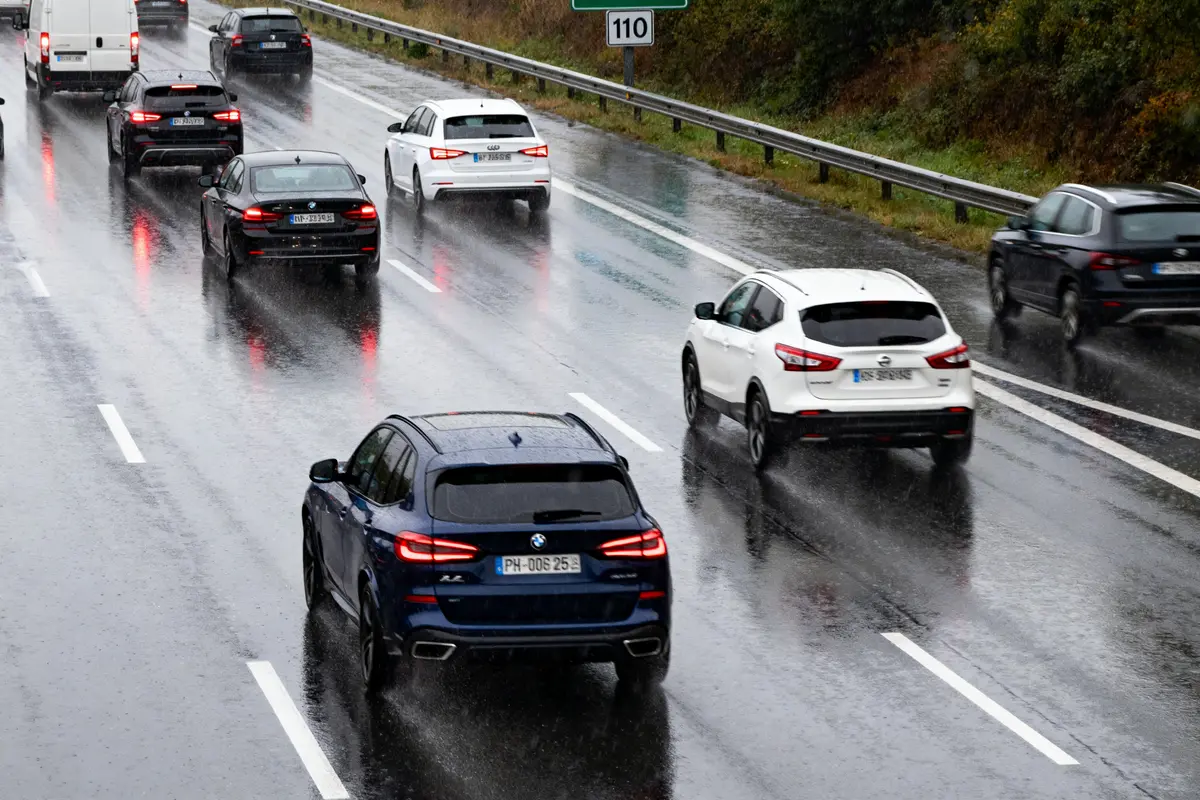Voitures circulant sous la pluie illustrant les limitations de vitesse en 2025 sur autoroute
