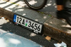 Plaque CZ sur le trottoir près d'un vélo sous un éclairage ombragé