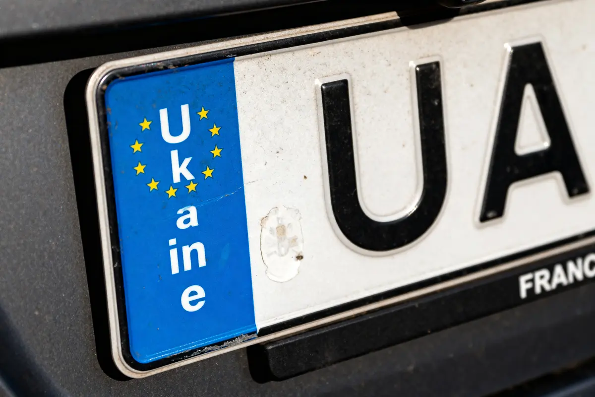 Plaque d'immatriculation UA européenne avec drapeau de l'Ukraine sur un véhicule