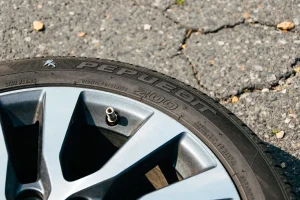 Gros plan sur valve de roue pour vérifier la pression de pneu d'une 208.