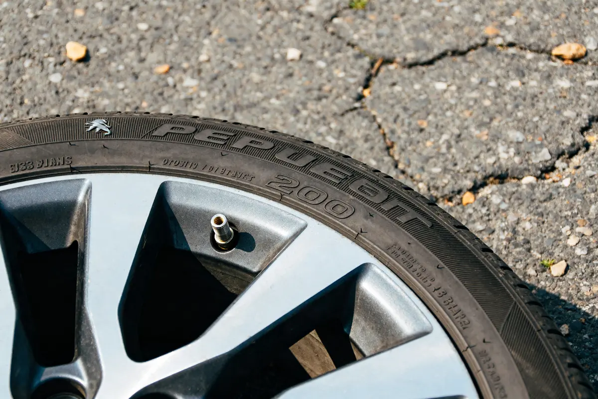 Gros plan sur valve de roue pour vérifier la pression de pneu d'une 208.