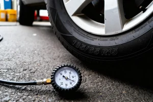 Manomètre mesurant la pression d'un pneu pour Clio 4 sur sol bitumé