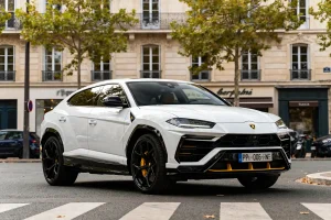 Lamborghini Urus blanche en rue urbaine, reflet du prix d'une Lamborghini Urus luxueuse