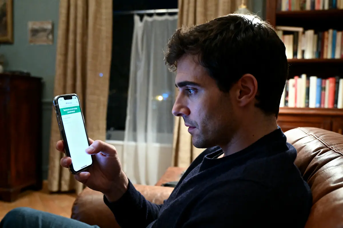 Homme vérifiant le résultat du permis à 1h du matin sur son téléphone
