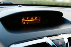 Voyants d'avertissement sur tableau de bord de voiture Dacia indiquant divers alertes et statuts