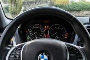 Tableau de bord montrant la liste des voyants du BMW Série 1 allumés