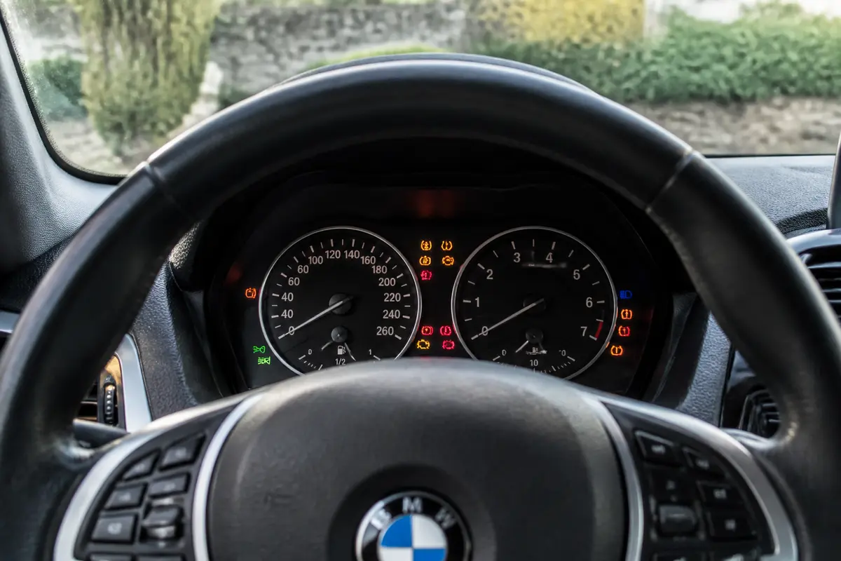 Tableau de bord montrant la liste des voyants du BMW Série 1 allumés