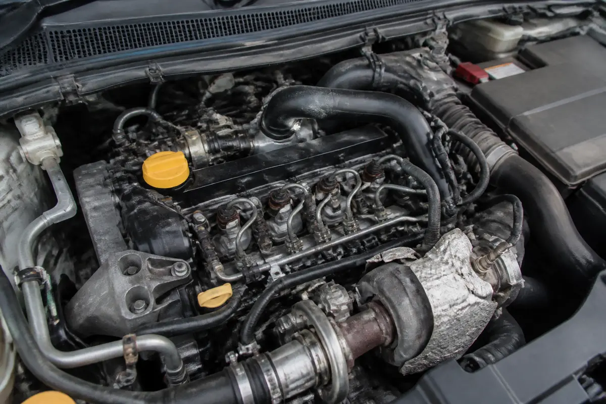 Vue rapprochée du moteur 1.5 dCi avec divers composants visibles dans le capot moteur