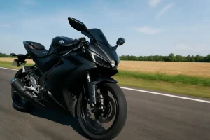 Moto sportive noire sur route, représentant la moto 125cc 4 temps la plus rapide