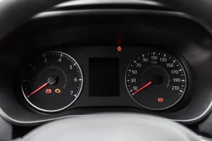 Voyant du tableau de bord Dacia allumé avec divers symboles d'alerte utilisateur automobile