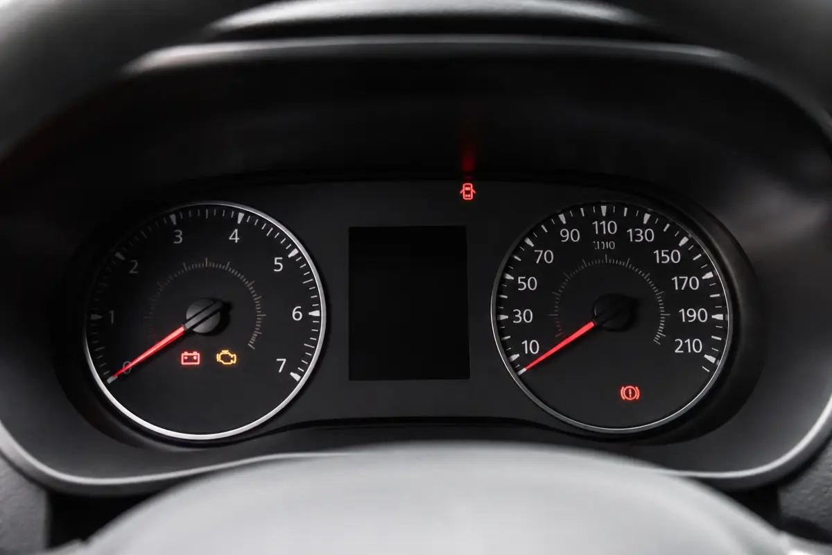 Voyant du tableau de bord Dacia allumé avec divers symboles d'alerte utilisateur automobile